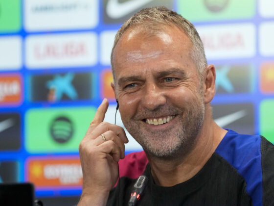 El entrenador del FC Barcelona, Hansi Flick, ofrece una rueda de prensa después del entrenamiento a puertas abiertas en la Ciutat Esportiva Joan Gamper en Sant Joan Despí (Barcelona). EFE/ Enric Fontcuberta