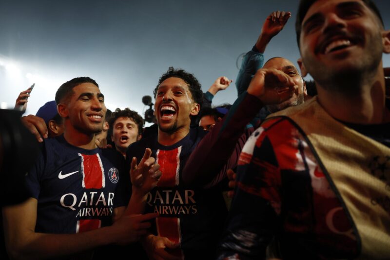 Fabián Ruiz hizo un golazo clave en su debut goleador en Champions Marquinhos (c) del PSG celebra con sus aficionados tras ganar el partido de vuelta de las semifinales de la UEFA Champions League entre el Paris Saint-Germain y el Arsenal FC, en París. EFE/EPA/YOAN VALAT