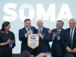 El presidente de la Confederación Sudamericana de Fútbol (Conmebol), Alejandro Domínguez (ci), recibe un obsequio del presidente de la FIFA, Gianni Infantino (cd), durante un acto de inauguración del complejo ‘Suma’ de la Conmebol, en Luque (Paraguay). EFE/ Juan Pablo Pino