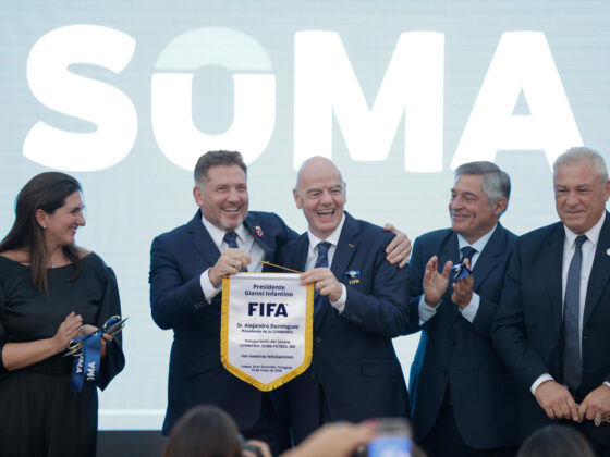 El presidente de la Confederación Sudamericana de Fútbol (Conmebol), Alejandro Domínguez (ci), recibe un obsequio del presidente de la FIFA, Gianni Infantino (cd), durante un acto de inauguración del complejo ‘Suma’ de la Conmebol, en Luque (Paraguay). EFE/ Juan Pablo Pino