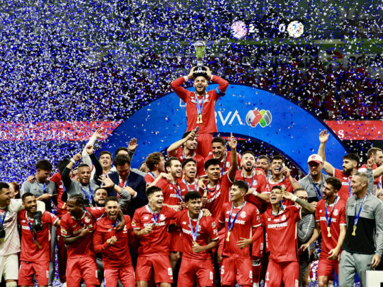 El delantero y capitán Alexis Vega (arriba) es cargado por sus compañeros para exhibir el trofeo del Torneo Clausura mexicano conquistado este domingo por Toluca al derrotar por 2-0 al América en el estadio Nemesio Díez. EFE/ Felipe Gutiérrez