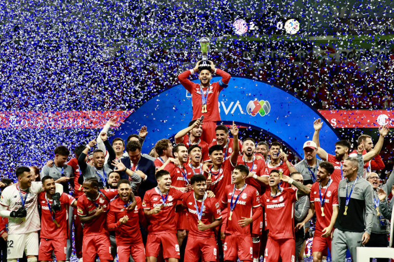 El delantero y capitán Alexis Vega (arriba) es cargado por sus compañeros para exhibir el trofeo del Torneo Clausura mexicano conquistado este domingo por Toluca al derrotar por 2-0 al América en el estadio Nemesio Díez. EFE/ Felipe Gutiérrez