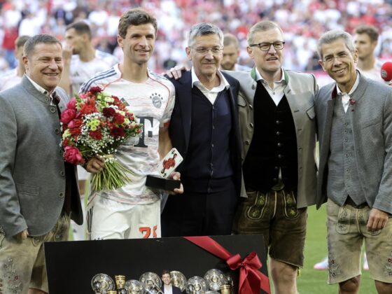 El jugador del Bayern Thomas Müller (2-I) posa con el presidente club bávaro Herbert Hainer (3-I) y otros miembros del club antes de empezar su último partido con el Bayern. EFE/EPA/ANNA SZILAGYI