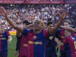 Lamine Yamal calienta el Clásico: asegura que el Real Madrid 'roba' El delantero del Barcelona Lamine Yamal celebra su victoria sobre el Real Madrid. EFE/Enric Fontcuberta