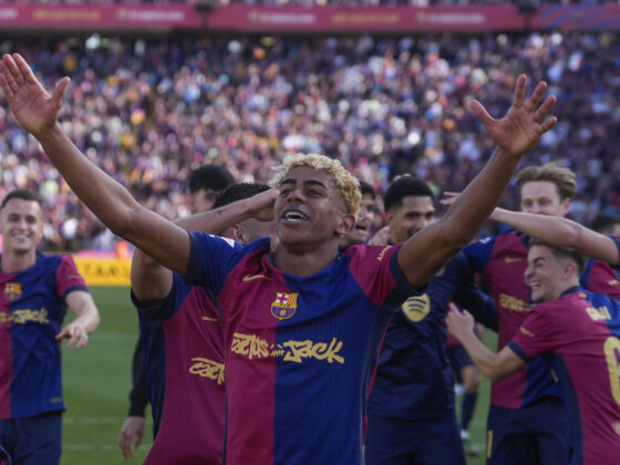Lamine Yamal calienta el Clásico: asegura que el Real Madrid 'roba' El delantero del Barcelona Lamine Yamal celebra su victoria sobre el Real Madrid. EFE/Enric Fontcuberta