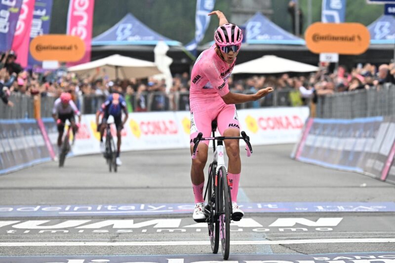 El mexicano Isaac del Toro (UAE) en la decimoséptima etapa del Giro de Italia disputada entre San Michele all’Adige y Bormio, de 155 km de recorrido. EFE/EPA/LUCA ZENNARO
