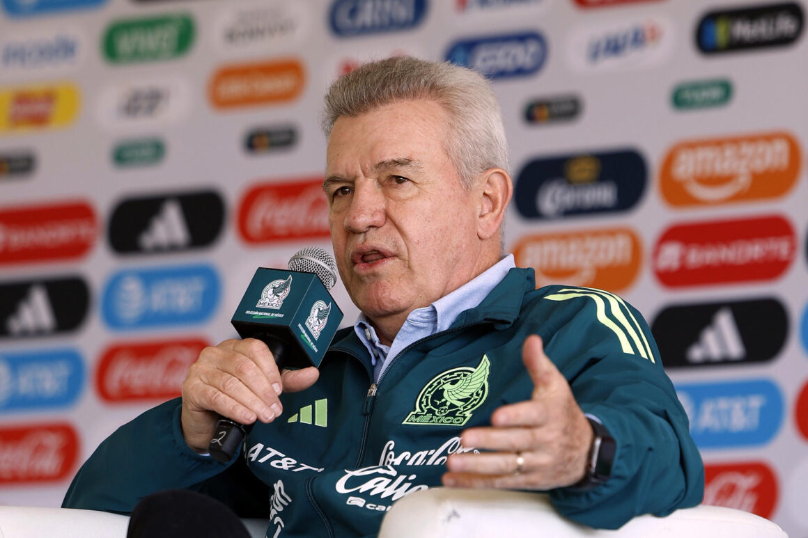 Imagen de archivo del entrenador de la Selección de fútbol de México, Javier Aguirre, hablando durante una conferencia de prensa en Ciudad de México (México). EFE/ Sáshenka Gutiérrez