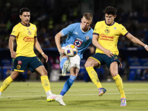 Mateusz Bogusz (c) de Cruz Azul disputa el balón con Ramón Juárez (i) y con Israel Reyes de América en un partido de ida de semifinal del Torneo Clausura 2025 Liga MX entre Cruz Azul y América en el estadio Olímpico Universitario en Ciudad de México (México). EFE/ José Méndez