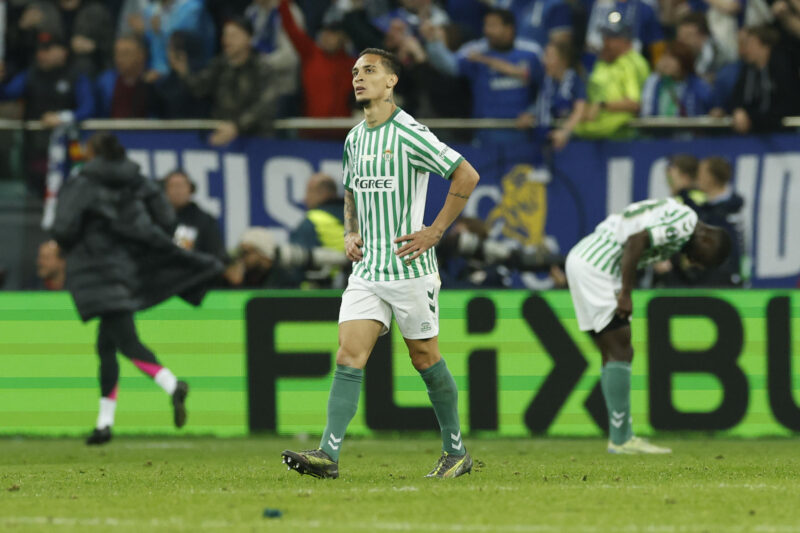 El Chelsea arrasa al Betis en el segundo tiempo y le arrebata el sueño El delantero brasileño del Betis, Antony, tras encajar el cuarto gol durante el encuentro correspondiente a la final de la Liga de Conferencia que disputaron Chelsea y Betis en el Tarczynski Arena de Breslávia. EFE / Julio Muñoz.
