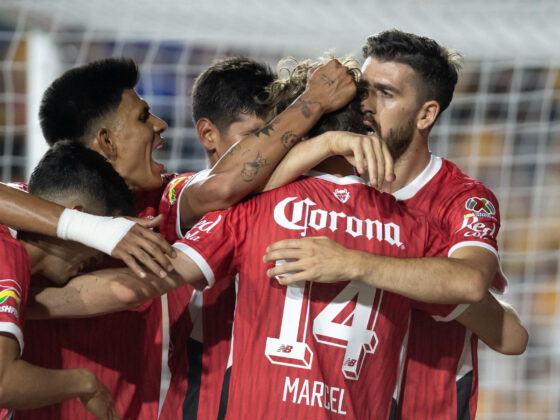 Jugadores de Toluca celebran un gol en un partido de ida de la semifinal del Torneo Clausura 2025 Liga MX entre Tigres y Toluca en el estadio Universitario de la ciudad de Monterrey (México). EFE/ Miguel Sierra