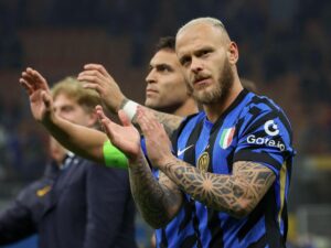 El defensa del FC Inter de Milán, Federico Dimarco (d), y el delantero del FC Inter de Milán, Lautaro Martínez (c), saludan a sus aficionados tras el partido de vuelta de las semifinales de la UEFA Champions League entre el Inter de Milán y el FC Barcelona, ​​en Milán. EFE/EPA/Roberto Bregani
