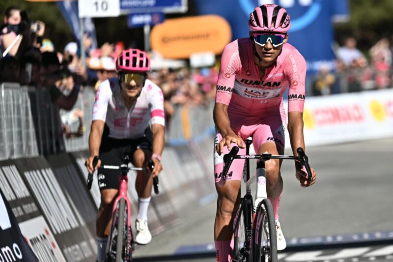 Isaac del Toro: El mexicano que rozó la gloria en el Giro de Italia El corredor mexicano del UAE Team Emirates Isaac del Toro (D) a su llegada a la meta en segundo lugar durante la etapa de este viernes en el Giro de Italia, de 166 km entre Biella y Champoluc EFE/EPA/LUCA ZENNARO