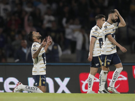 Nathanael Ananias (i) de Pumas celebra un gol durante un juego celebrado en el estadio Olímpico Universitario de Ciudad de México (México). Fotografía de archivo. EFE/ Isaac Esquivel