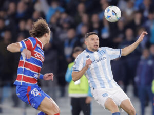 Adrián Martínez (d), le dio el triunfo a Racing ante Fortaleza. En la foto disputa el balón con David Luiz. EFE/ Juan Ignacio Roncoroni