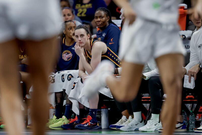 La sentencia que recibe el acosador de Caitlin Clark, estrella de WNBA La escolta de las Indiana Fever, Caitlin Clark, observa desde el banquillo durante la segunda mitad del partido de baloncesto de pretemporada de la WNBA entre las Indiana Fever y las Atlanta Dream en College Park, Georgia, EE. UU. EFE/EPA/ERIK S. LESSER
//////////
COLLEGE PARK (United States), 11/05/2025.- Indiana Fever guard Caitlin Clark watches for the bench during the second half of an WNBA preseason basketball game between the Indiana Fever at the Atlanta Dream in College Park, Georgia, USA, 10 May 2025. (Baloncesto) EFE/EPA/ERIK S. LESSER SHUTTERSTOCK OUT