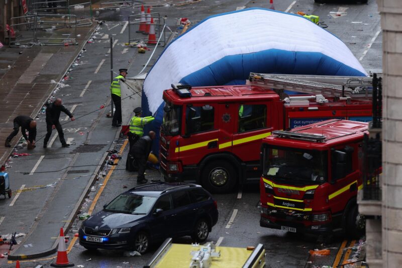 Vista general este lunes, 26 de mayo, de las escena de un atropello múltiple en la ciudad de Liverpool (Inglaterra), luego de que un vehículo colisionara contra decenas de aficionados del club de fútbol más popular de esta ciudad, que celebraban el título de la Premier League del balompié local. EFE/Adam Vaugha