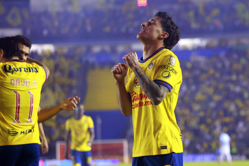 Alejandro Zendejas de América celebra tras anotar un gol frente a Pachuca durante el partido de vuelta por los cuartos de final del torneo Clausura 2025 de la Liga MX, en el estadio Ciudad de los Deportes en Ciudad de México (México). EFE/ Sáshenka Gutiérrez
