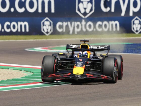 El piloto de Red Bull Racing, Max Verstappen, en acción en una imagen de archivo durante la primera sesión de entrenamientos libres para el Gran Premio de Fórmula 1 de Emilia-Romaña en el circuito Autodromo Enzo e Dino Ferrari en Imola, Italia. EFE/EPA/DANILO DI GIOVANNI
