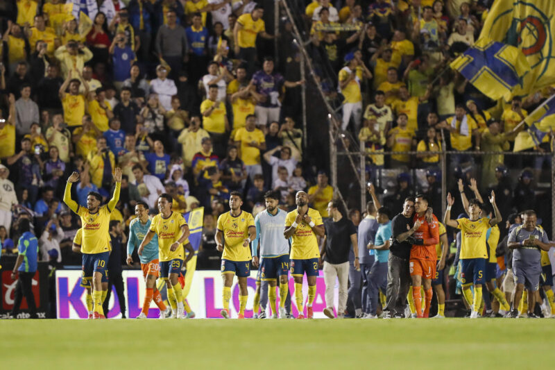 Jugadores de América celebran un triunfo ante Cruz Azul al final de un partido de vuelta por las semifinales del Torneo Clausura 2025 de la Liga MX en el estadio Ciudad de los Deportes en Ciudad de México (México). EFE/ Isaac Esquivel