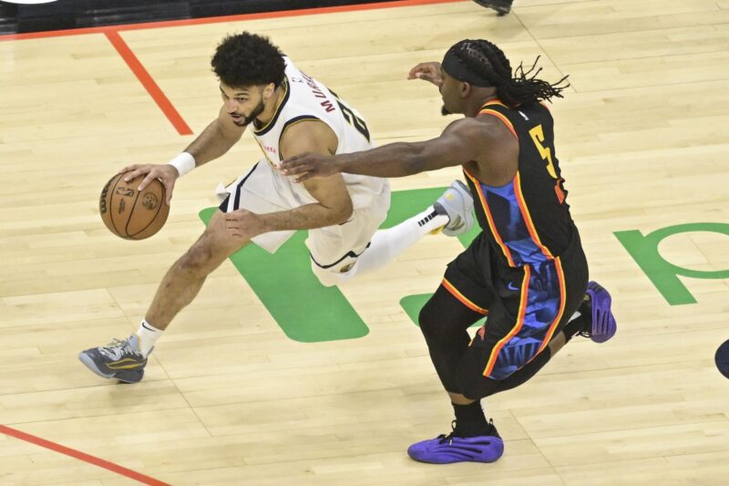 Denver sobrevive a una noche desastrosa de Jokic y acorrala a Thunder El base de los Denver Nuggets Jamal Murray volvió a ser decisivo en el tercer partido de la semifinal de la Conferencia Oeste ante Oklahoma City Thunders. En la imagen, del segundo partido, el base supera a Luguentz Dort (derecha). EFE/EPA/GERALD LEONG SHUTTERSTOCK OUT