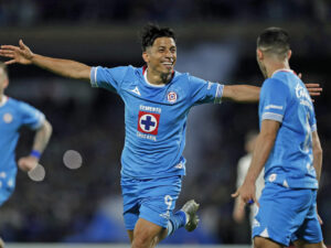 Ángel Sepúlveda (i) y Erik Lira de Cruz Azul celebran un gol este jueves, en el partido de vuelta de la semifinal de la Copa Concacaf en el estadio Olímpico Universitario de Ciudad de México (México). EFE/ Isaac Esquivel
