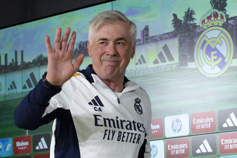 El entrenador italiano Carlo Ancelotti se despide tras la rueda de prensa celebrada este viernes a la conclusión de su último entrenamiento en la ciudad deportiva de Valdebebas como técnico del Real Madrid. EFE/ Chema Moya