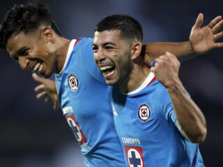 Ángel Sepúlveda (i) y Erik Lira celebran la clasificación de de Cruz Azul a la final de la Copa de Campeones de la Concacaf en el estadio Olímpico Universitario de Ciudad de México. EFE/ Isaac Esquivel