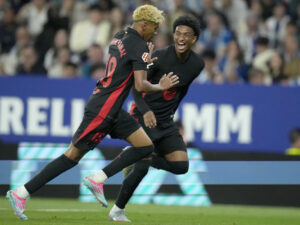 El delantero del FC Barcelona Lamine Yamal (i) celebra su gol con Balde, durante el encuentro correspondiente a la jornada 36 de LaLiga EA Sports que RCD Espanyol y FC Barcelona disputaron en el RCDE Stadium, en Cornellá de Llobregat, Barcelona. EFE/Enric Fontcuberta