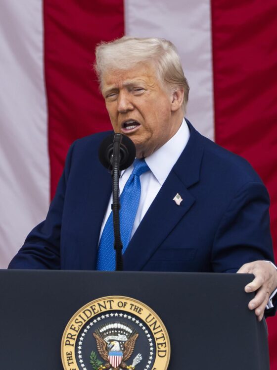 El presidente de EE.UU., Donald Trump, habla en la Conmemoración del Día Nacional de los Caídos en el Cementerio Nacional de Arlington en Arlington, Virginia, EE.UU. EFE/JIM LO SCALZO