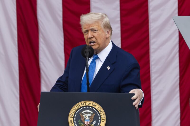 El presidente de EE.UU., Donald Trump, habla en la Conmemoración del Día Nacional de los Caídos en el Cementerio Nacional de Arlington en Arlington, Virginia, EE.UU. EFE/JIM LO SCALZO
