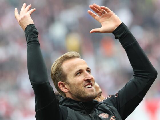 Harry Kane saluda a los aficionados del Bayern, tras el 3-3 con el Leipzivg. EFE/EPA/Filip Singer.