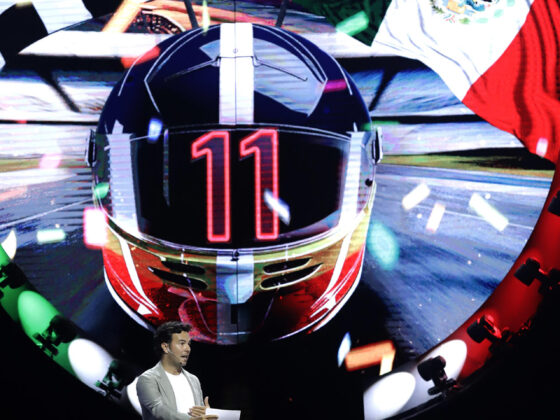 El piloto mexicano de la Fórmula 1 Sergio Pérez habla durante su presentación en el Festival de las Ideas 2025 este jueves, en el Auditorio Metropolitano de Puebla (México). EFE/ Hilda Ríos