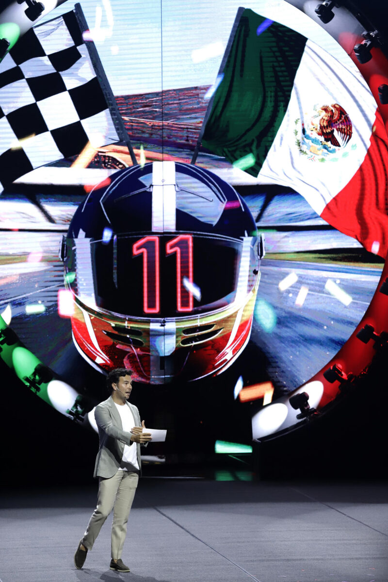 El piloto mexicano de la Fórmula 1 Sergio Pérez habla durante su presentación en el Festival de las Ideas 2025 este jueves, en el Auditorio Metropolitano de Puebla (México). EFE/ Hilda Ríos