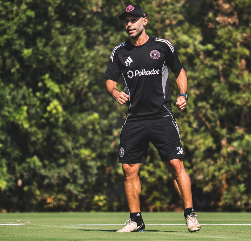 “La única forma de ver el sol era jugar”: Mascherano sincero Fotografía cedida por Inter Miami CF del entrenador Javier Mascherano durante un entrenamiento en Florida, este viernes, a un día del trrascendental partido de la MLS en el campo de Philadelphia Union. EFE/ Inter Miami CF/ Anissa Dimilta /SOLO USO EDITORIAL/