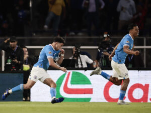 José Rivero (i) de Cruz Azul celebra un gol este jueves, en un partido de ida de semifinal del Torneo Clausura 2025 Liga MX entre Cruz Azul y América en el estadio Olímpico Universitario en Ciudad de México (México). EFE/ José Méndez