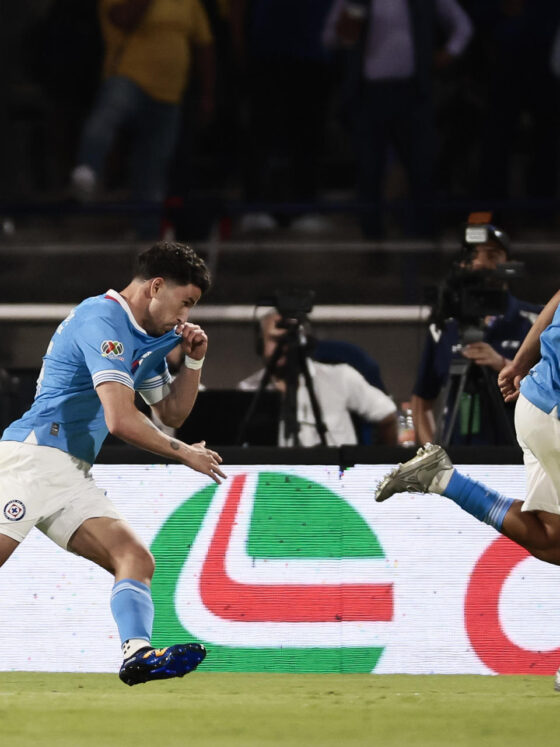 José Rivero (i) de Cruz Azul celebra un gol este jueves, en un partido de ida de semifinal del Torneo Clausura 2025 Liga MX entre Cruz Azul y América en el estadio Olímpico Universitario en Ciudad de México (México). EFE/ José Méndez