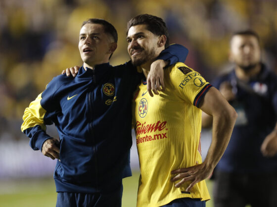 Alvaro Fidalgo (i) y Henry Martín de América celebran un triunfo ante Cruz Azul al final de un partido de vuelta por las semifinales del Torneo Clausura 2025 de la Liga MX en el estadio Ciudad de los Deportes en Ciudad de México (México). EFE/ Isaac Esquivel