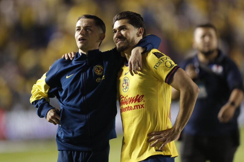 Alvaro Fidalgo (i) y Henry Martín de América celebran un triunfo ante Cruz Azul al final de un partido de vuelta por las semifinales del Torneo Clausura 2025 de la Liga MX en el estadio Ciudad de los Deportes en Ciudad de México (México). EFE/ Isaac Esquivel