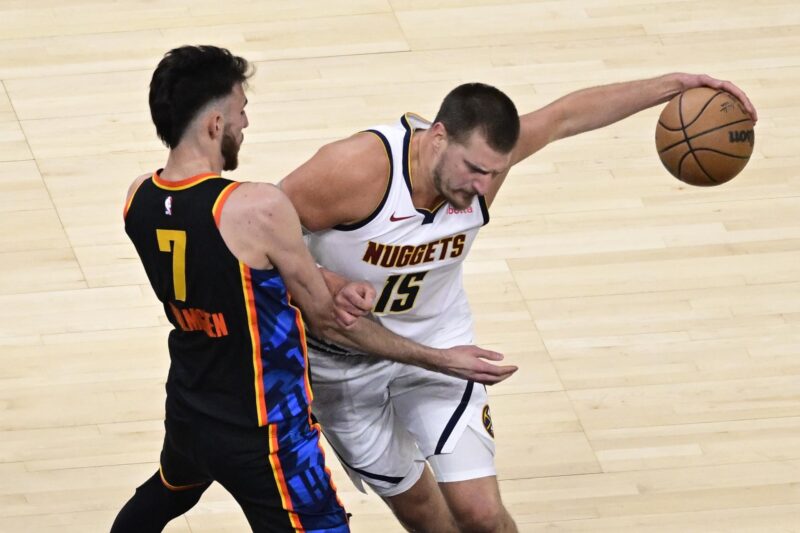 Nuggets dan un zarpazo con un triple de Gordon a falta de 2.8 segundos El pívot de los Nuggets Nikola Jokic (d) intenta sortear al alero de los Oklahoma City Thunder Chet Holmgren (i) durante el primer partido de las semifinales de la Conferencia Oeste que ganaron los de Denver por 119-121 y les deja con ventaja de 0-1 en la serie. EFE/EPA/GERALD LEONG