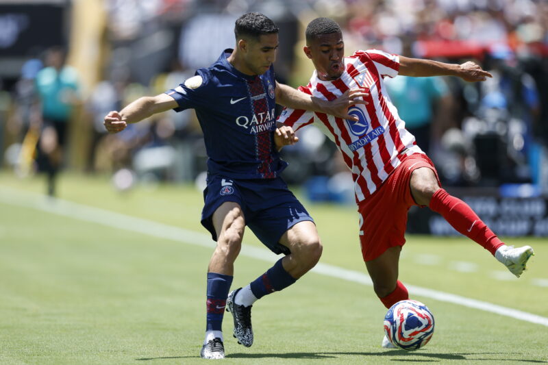 PASADENA (United States), 15/06/2025.- Achraf Hakimi of PSG (L) and Samuel Lino of Atletico Madrid (R) fight for possession of the ball during the first half of the FIFA Club World Cup 2025 group stage match between Paris Saint-Germain and Atletico Madrid in Pasadena, California, USA, 15 June 2025. (Mundial de Fútbol) EFE/EPA/CAROLINE BREHMAN
