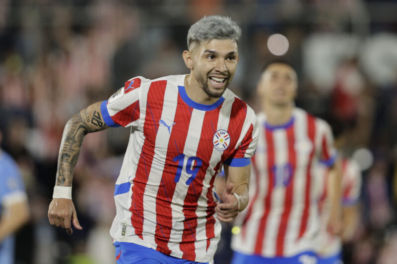 FOTODELDÍA AMDEP6816. ASUNCIÓN (PARAGUAY), 05/06/2025.- Julio Enciso de Paraguay celebra un gol este jueves, durante un partido de las eliminatorias sudamericanas para el Mundial de 2026 entre las selecciones Paraguay y Uruguay en el estadio Defensores del Chaco en Asunción (Paraguay). EFE/ Juan Pablo Pino