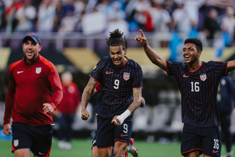 Estados Unidos vence a Costa Rica en penales y avanza tras empate 2-2