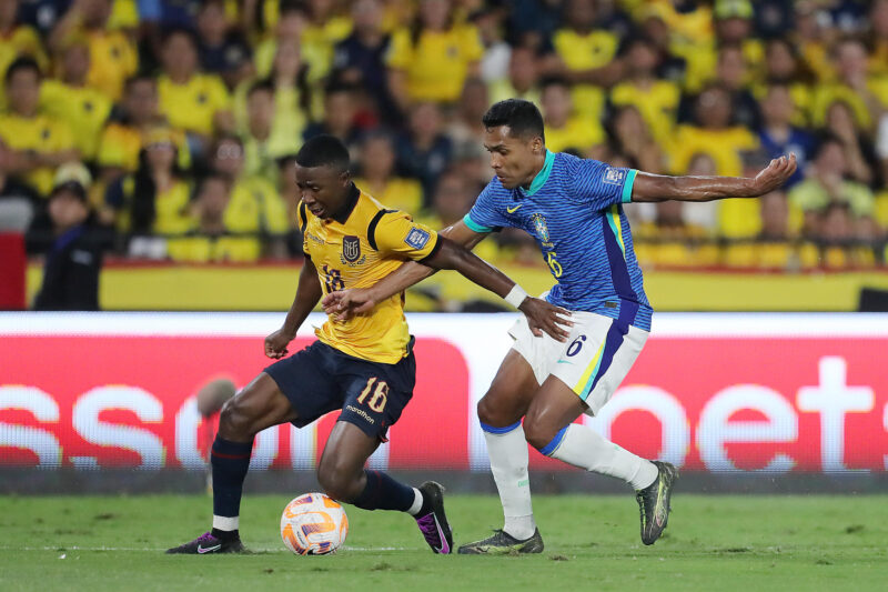 AME3591. GUAYAQUIL (ECUADOR), 05/06/2025.- Alan Minda (i) de Ecuador disputa un balón con Alex Sandro de Brasil este jueves, en un partido de las eliminatorias sudamericanas para el Mundial de 2026 entre las selecciones de Ecuador y Brasil en el estadio Monumental Isidro Romero Carbo en Guayaquil (Ecuador). EFE/ José Jacome