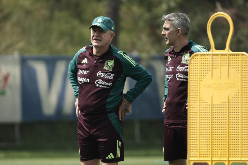 Imagen de archivo del entrenador de la selección mexicana de fútbol, Javier Aguirre (i). EFE/José Méndez