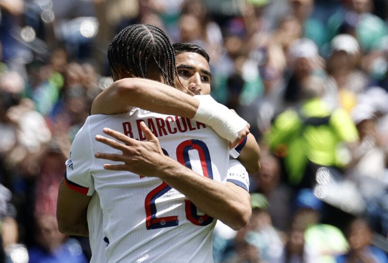 PSG vence al Seattle Sounders y avanza como líder a octavos Achraf Hakimi (d) celebra este lunes el segundo gol de la victoria del París Saint Germain sobre Seattle Sounders en Seattle al cierre de la fase de grupos del Mundial de Clubes. EFE/EPA/JOHN G. MABANGLO