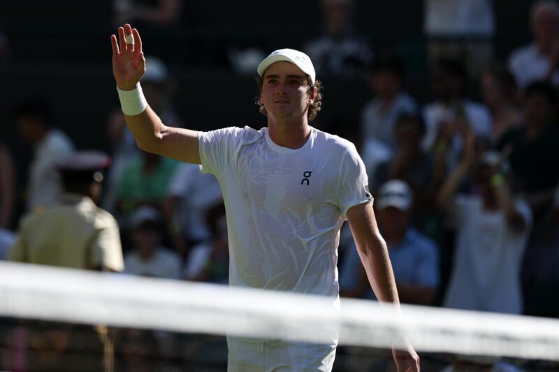 Wimbledon 2025: grandes sorpresas y desplomes estrepitosos El brasileño Joao Fonseca se estrenó en Wimbledon ante el británico Jacob Fearnley. EFE/EPA/NEIL HALL