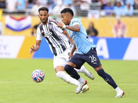 Savinho (d), del Manchester City, avanza con el balón ante la marca de Lloyd Kelly, de Juventus. EFE/EPA/CRISTOBAL HERRERA-ULASHKEVICH