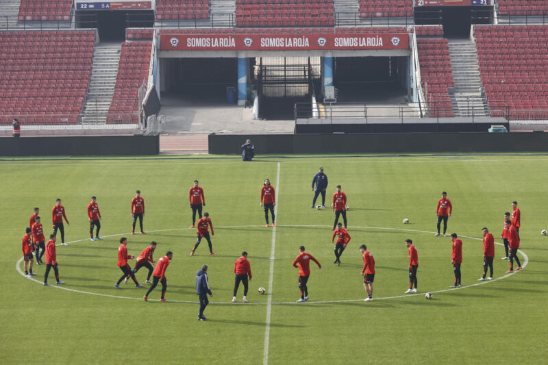 Jugadores de la selección chilena de fútbol participan en un entrenamiento en el estadio Nacional en Santiago (Chile). EFE/Elvis González