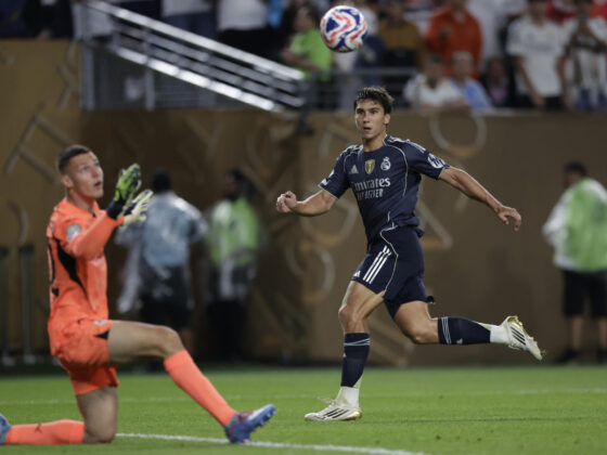 Gonzalo García, del Real Madrid, anota un gol ante Christian Zawieschitzky, portero de Salzburgo, en partido del Mundial de Clubes en el estadio Lincoln Financial Field en Filadelfia. EFE/ Andre Coelho