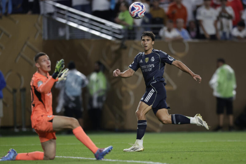 Gonzalo García, del Real Madrid, anota un gol ante Christian Zawieschitzky, portero de Salzburgo, en partido del Mundial de Clubes en el estadio Lincoln Financial Field en Filadelfia. EFE/ Andre Coelho